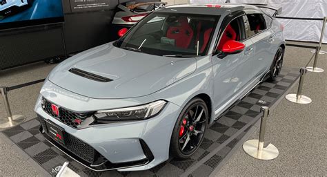 Honda 23 - The 2023 Honda Civic VTi-LX and e:HEV LX measure 4560mm long, 1802mm wide, 1415mm tall and ride a 2733mm wheelbase. The Type R is slightly longer at 4606mm, wider at 1890mm, and lower at 1407mm tall. It also has wider tracks front and rear (1626mm/1614mm vs 1537mm/1577mm). Tare mass is …